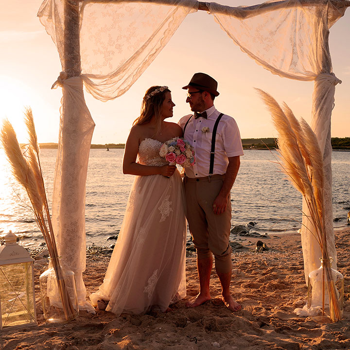 Ein Hochzeitspaar bei einer freien Trauung am Strand